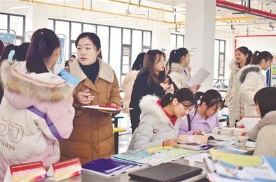 “带编”招人 学前教育类毕业生找工作挑花眼